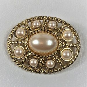 Beautiful Monet Brooch Gold tone faux Pearls